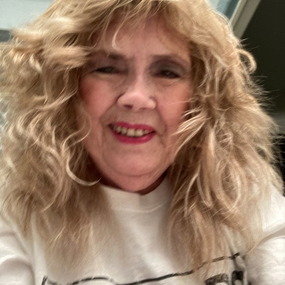 Meet your Posher, Sandra - Picture 1 of 6